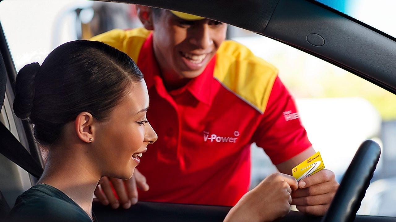 Employee giving Shell Clubsmart