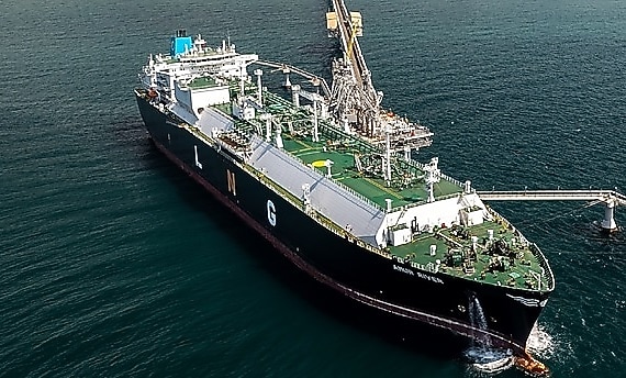 洋上のLNG タンカー