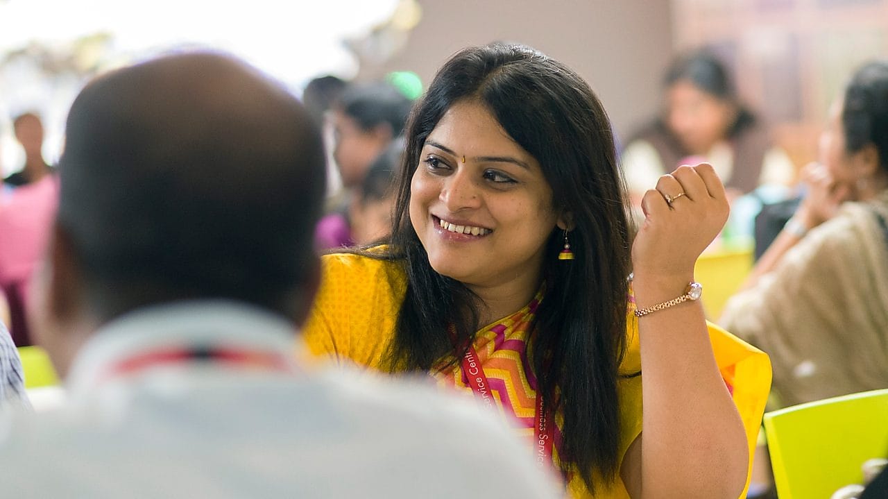 昼食中のシェル従業員