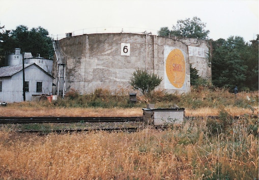 ■防空体制：敵機の攻撃から守るために周囲を厚さ1メートルの竹骨コンクリートで覆った石油タンク。青森県野内油槽所で。