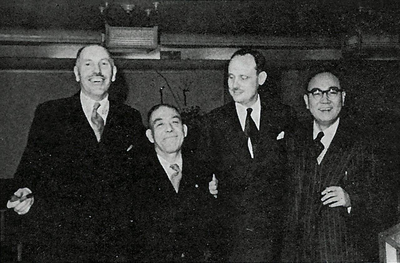 ■シェル・昭和石油両社は基本協定締結に着手した。第1次協定締結を記念して記念撮影する両社首脳。