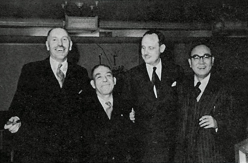 ■シェル・昭和石油両社は基本協定締結に着手した。第1次協定締結を記念して記念撮影する両社首脳。