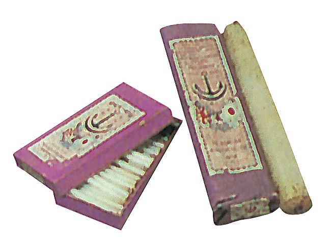 ■設立当初の主要商品は、ランプ用灯油、ローソク、　ベンジンだった。第2回日英同盟を記念して発売された同盟印のローソク