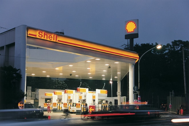 ■新ブランドイメージ RVI SS スタート：明るく、フレンドリーなSSを目指して95年以降、世界共通デザインのRVI仕様SS の展開が開始された。