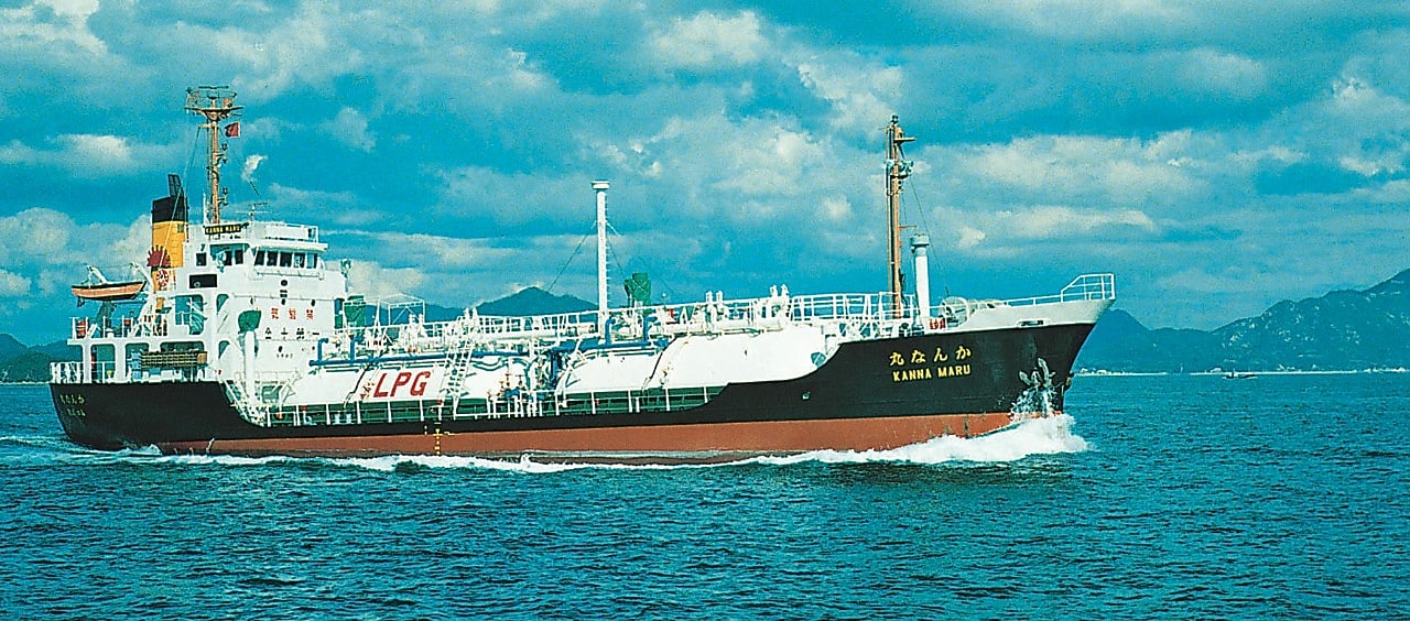 ■碧南LPG基地：愛知県知多半島に1977年着工した碧南LPG基地が80年に完成。この地方の一大供給基地の役割を担う。LPGタンカー（写真左）、と二重殻の球形タンク（写真右）