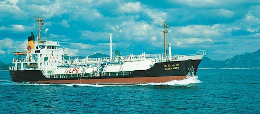 ■碧南LPG基地：愛知県知多半島に1977年着工した碧南LPG基地が80年に完成。この地方の一大供給基地の役割を担う。LPGタンカー（写真左）、と二重殻の球形タンク（写真右）