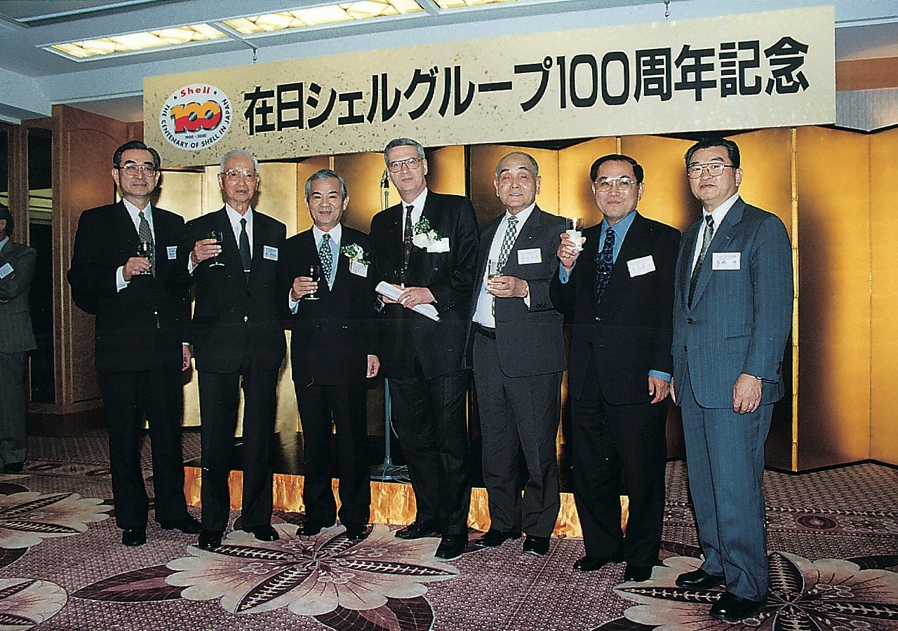 ■シェル日本創業100周年祝賀：在日シェル100周年の祝賀会が盛況裏に行われた。