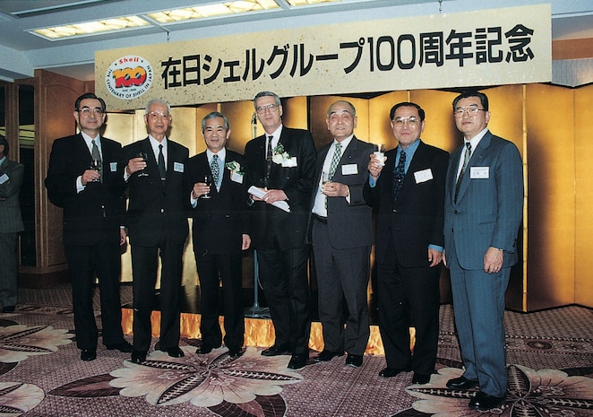 ■シェル日本創業100周年祝賀：在日シェル100周年の祝賀会が盛況裏に行われた。