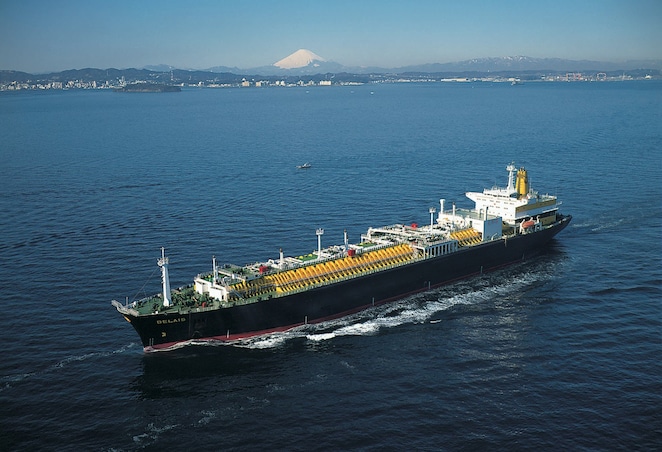 ■液化天然ガス（LNG）の輸入：1960年代末期に計画されたブルネイの天然ガスを液化して日本に輸入するプロジェクトは、1972年にいたって開始された。富士山を背景に航行するLNGタンカー「BELAIS号」。