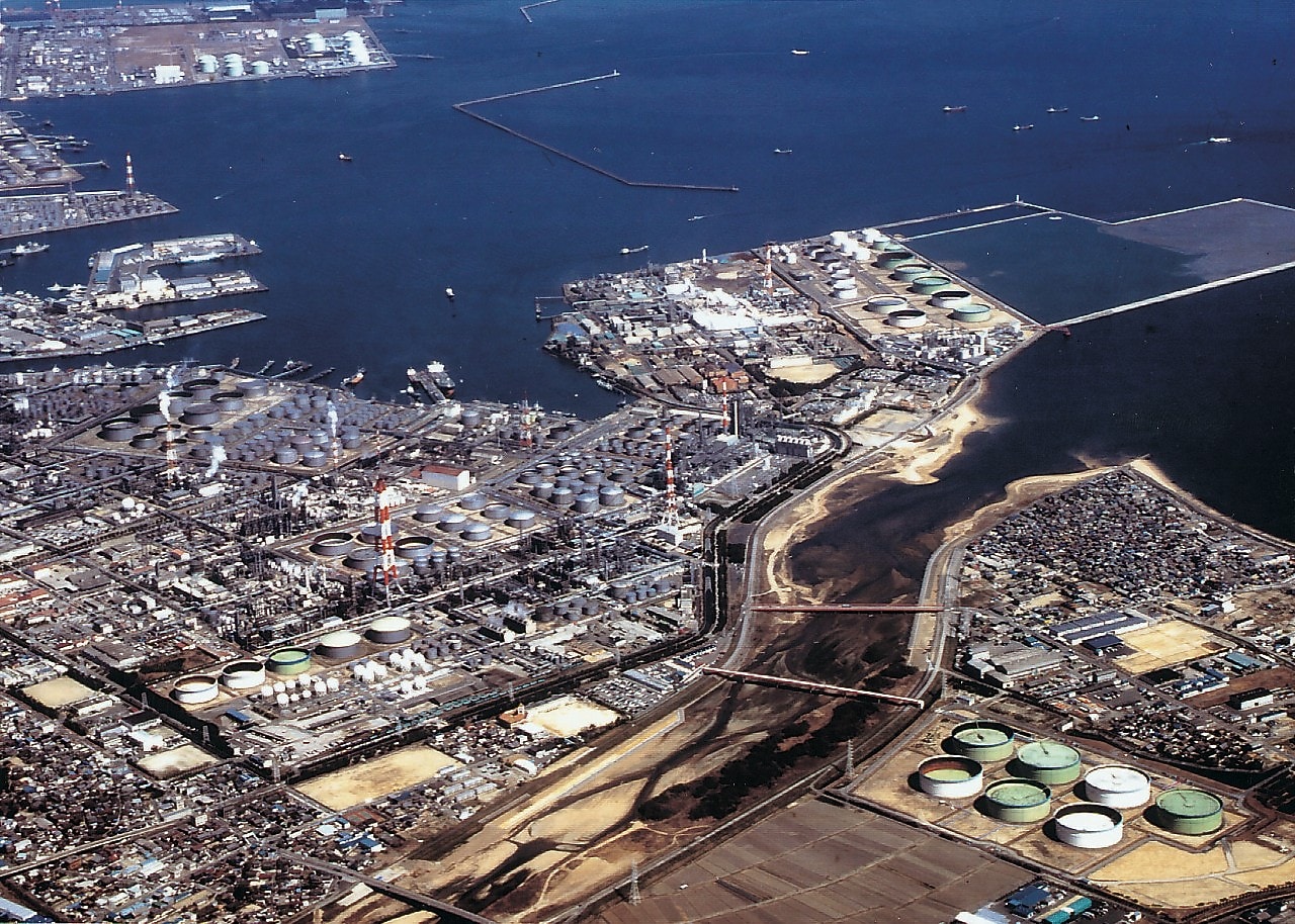 ■四日市製油所の全景