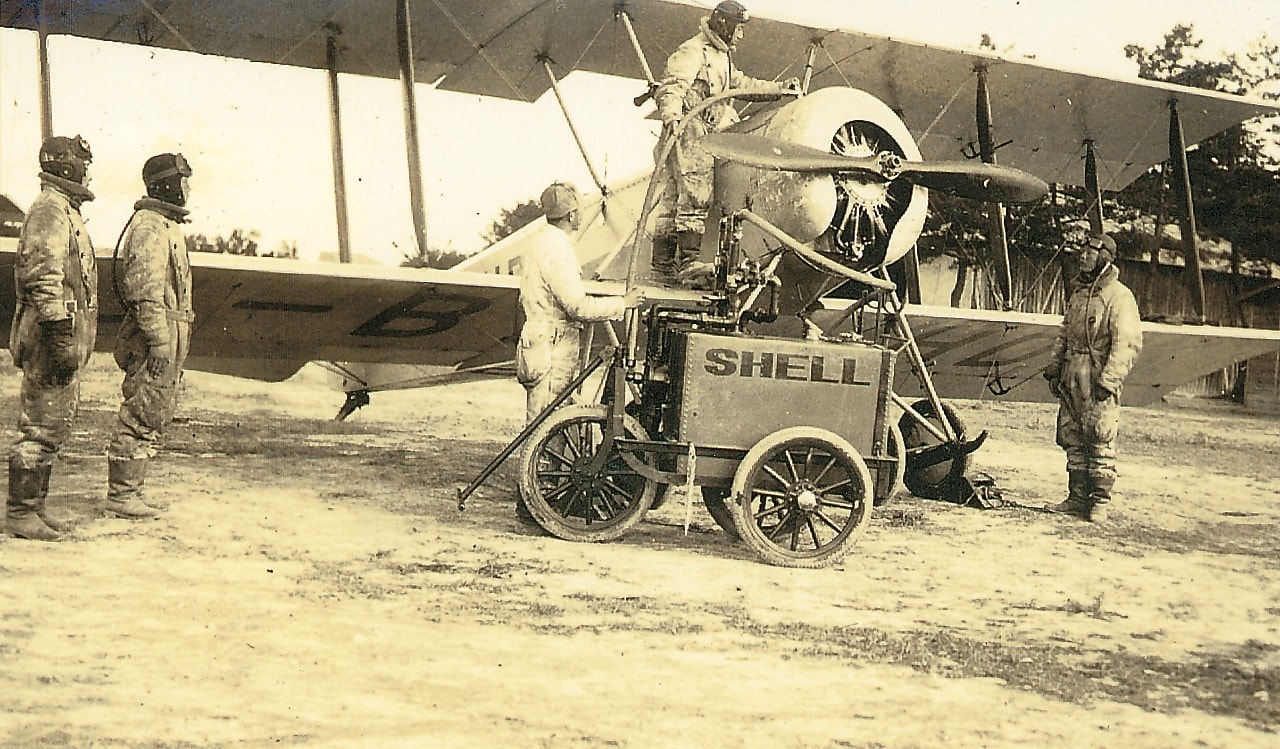 ■高度な需要に応えて航空機部門にも進出：航空機用燃料の販路も拡大した。名古屋航空学校での燃料供給。