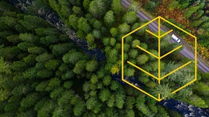 松林の中の道にある川と走る白いトラックの鳥瞰と「自然を敬う」概要のグラフ