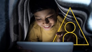 生活の原動力となるを説明するグラフの概要とともにタブレットを見る幼い少年の写真