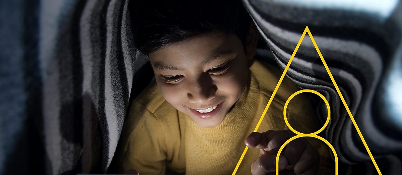 生活の原動力となるを説明するグラフの概要とともにタブレットを見る幼い少年の写真