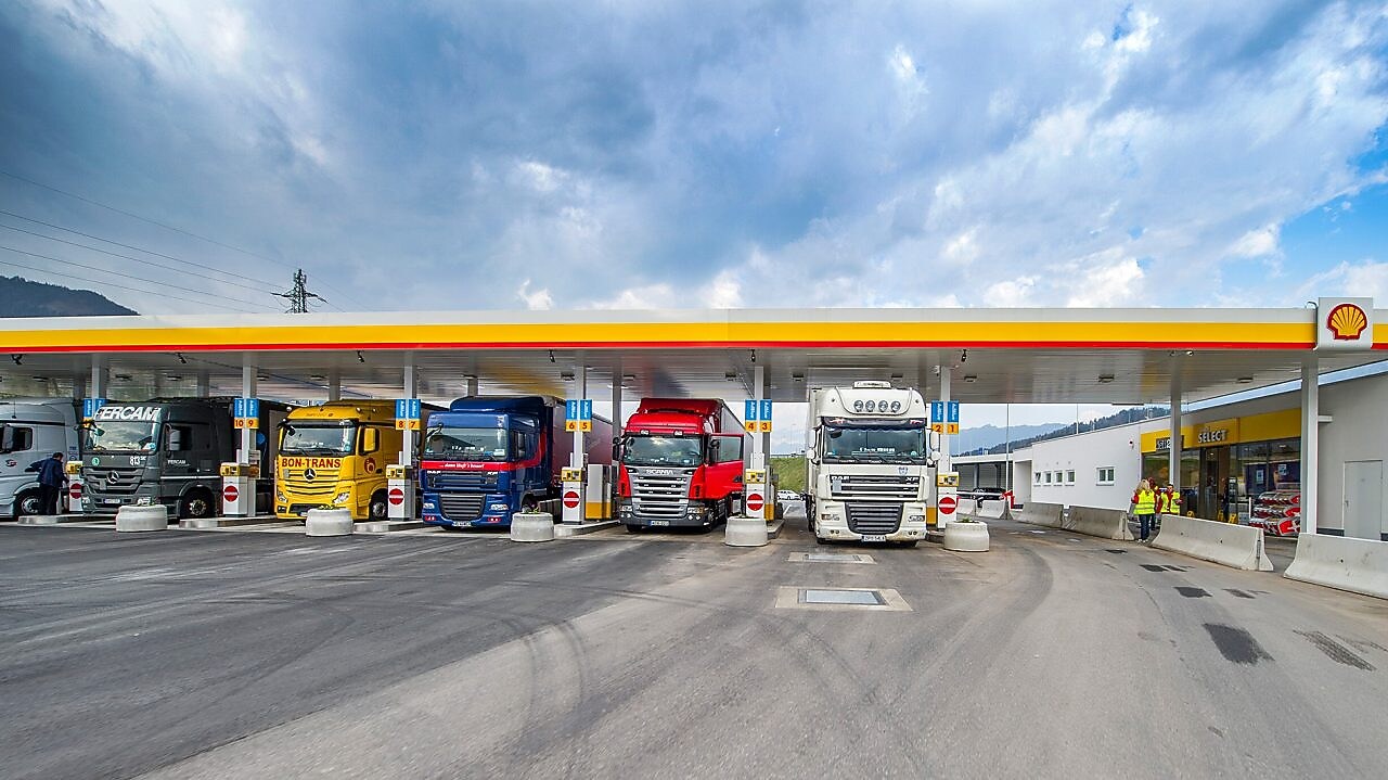 シェル駅に立つバス