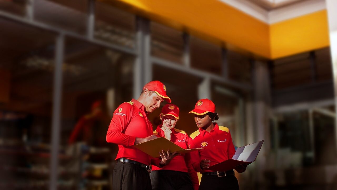 3 シェルの従業員が話し合う