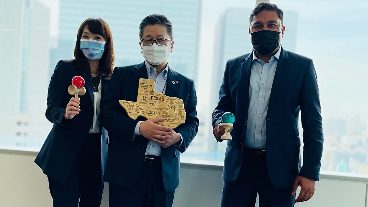 (右から)イノワッツ CEO・Siddhartha Sachdeva氏、ウエストホールディングス取締役荒木健二氏、シェルジャパン 亀田綾子